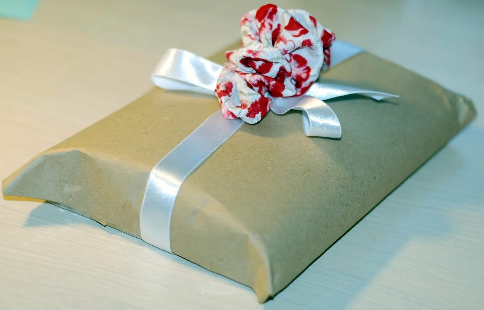 Упаковать подарок без подарочной бумаги