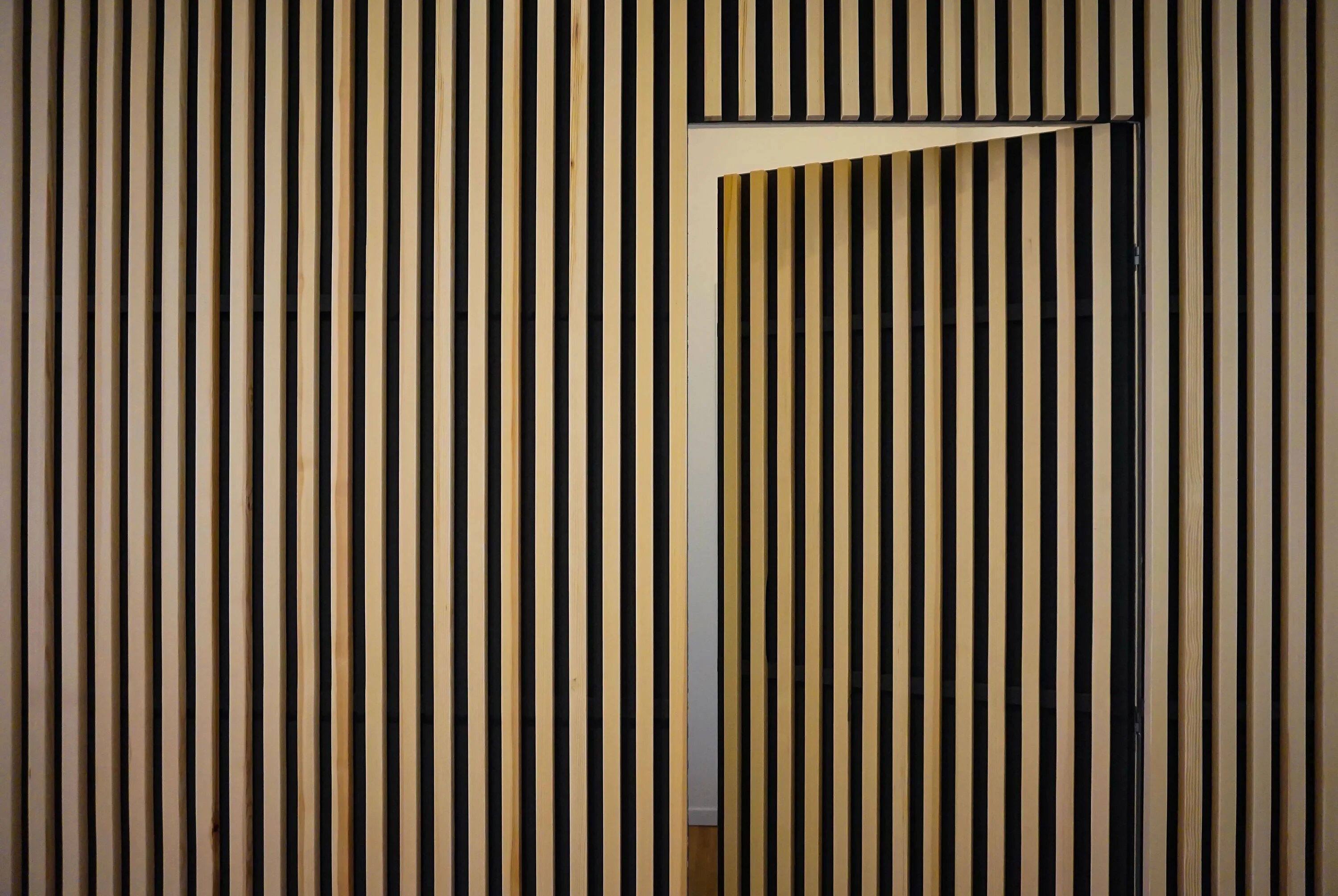 Деревянные рейки называются. МДФ панель "вертикальные рейки" h2530. Дверь с рейками. Декор стены рейками деревянными.
