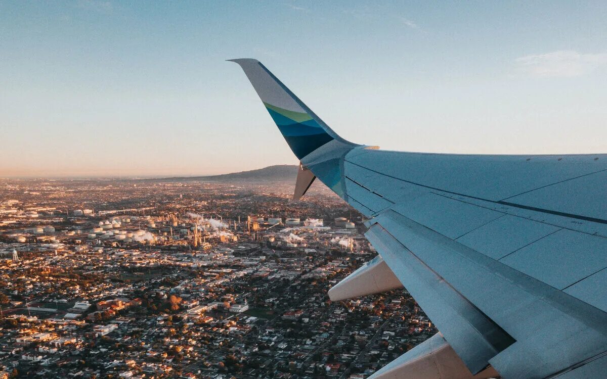 крыло самолета сверху. крыло самолета. вид из самолета. под крылом самолета фото. под зеленым крылом самолета.