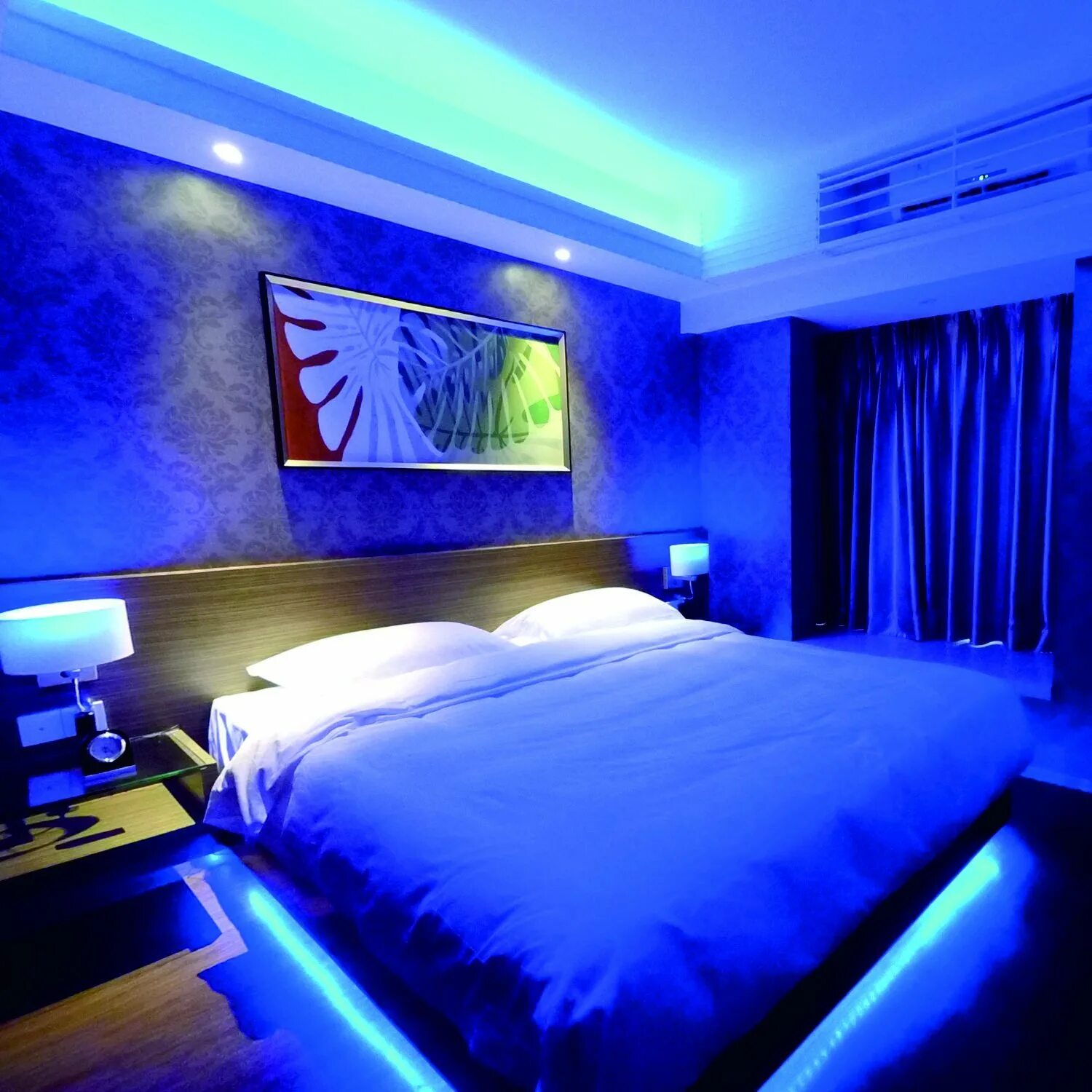 Диодное освещение. Комната с подсветкой. Светодиодная подсветка в спальне. Подсветка спальни светодиодной лентой. Синяя подсветка для комнаты.