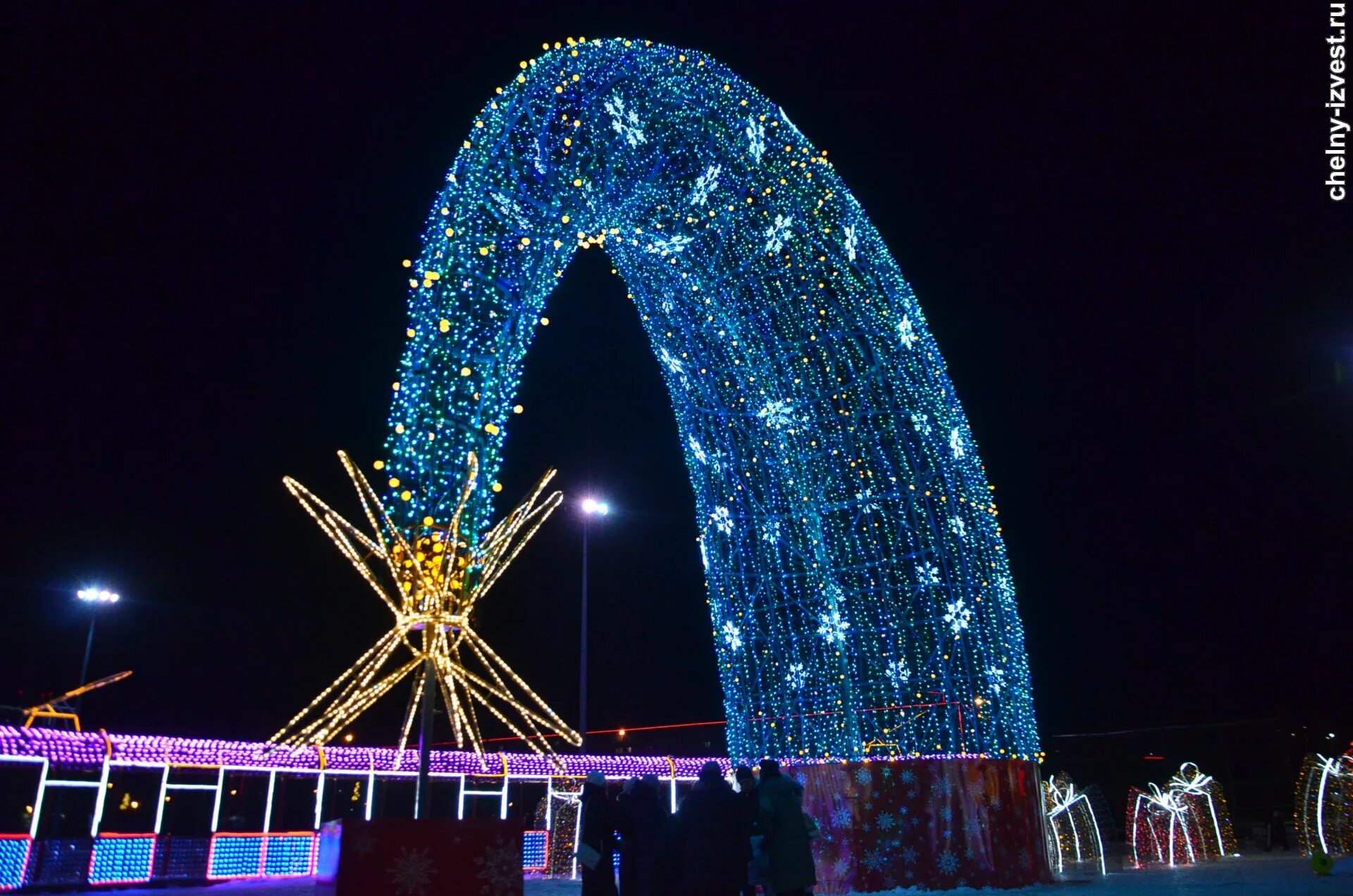 набережные челны новогодняя мария площадь азатлык. набережные челны новый год 2022. набережные челны 2022 год. самая большая елка. площадь азатлык набережные челны елка 2022.