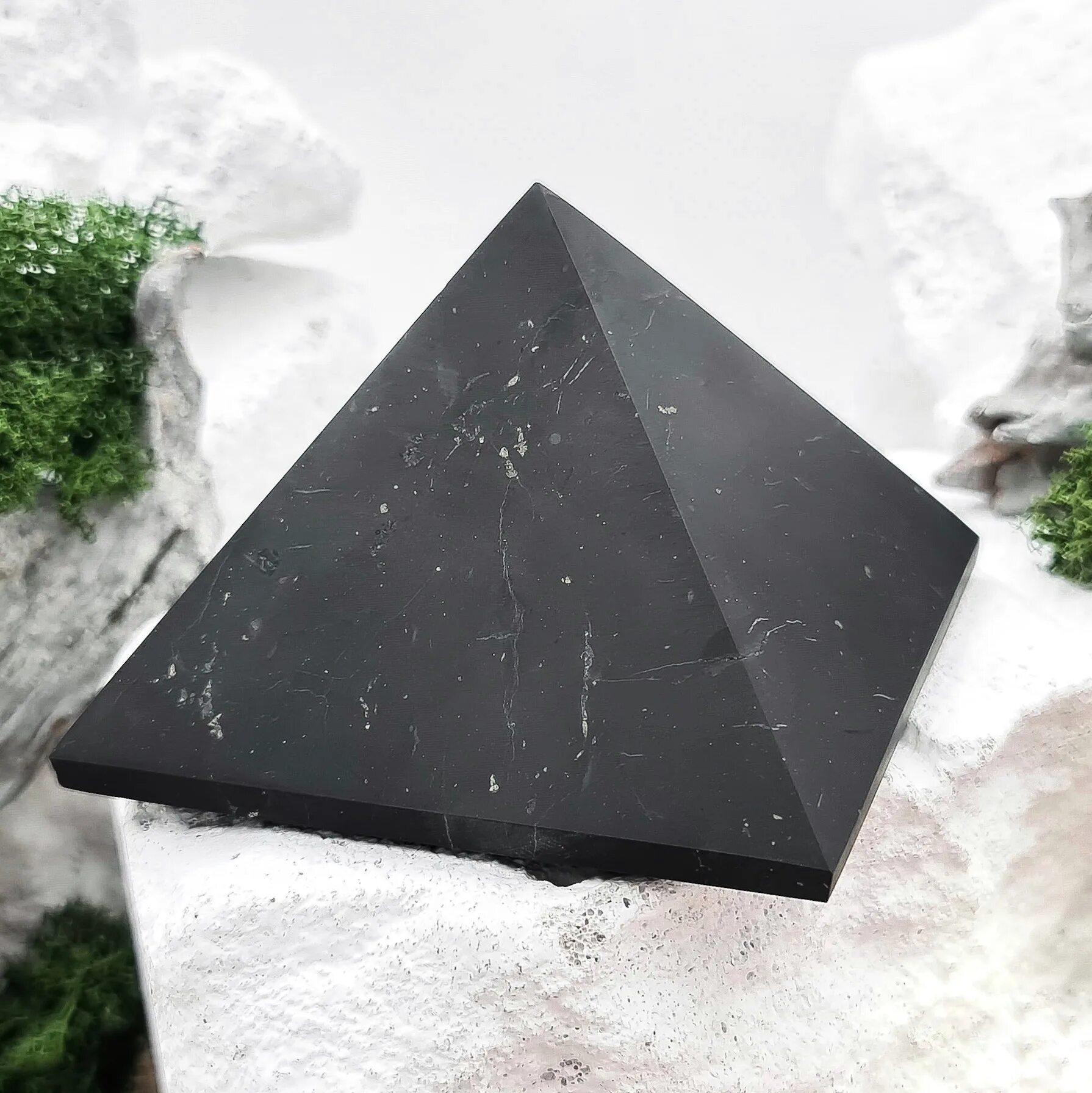 Камень в форме пирамиды. Карельский шунгит. Пирамида из шунгита 15 см. 4 пирамиды из шунгита. Шунгит пирамида.