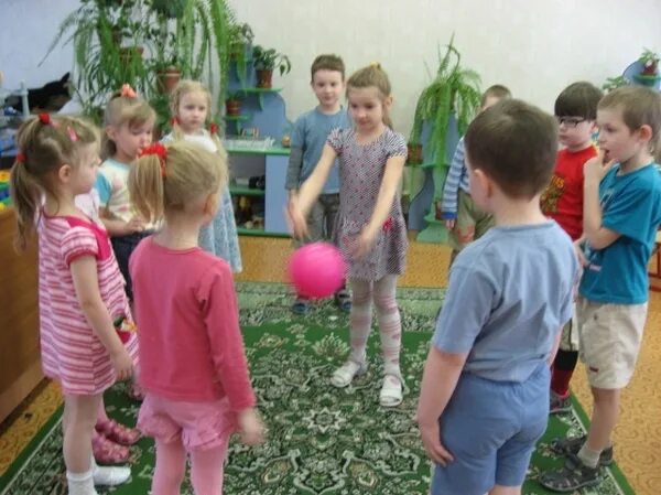 Дети в кругу с мячом. Подвижные игры для детей. Съедобное несъедобное игра с мячом. Дети в кругу с мячом. Подвижные игры для детей.