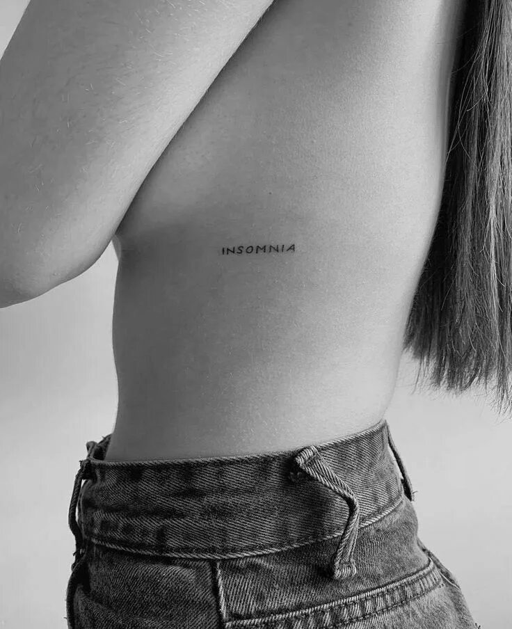 Татуировка insomnia. Тату инсомния татуировка. Тату змея на животе для девушек. Тату бессонница. Татуировка бессонница.