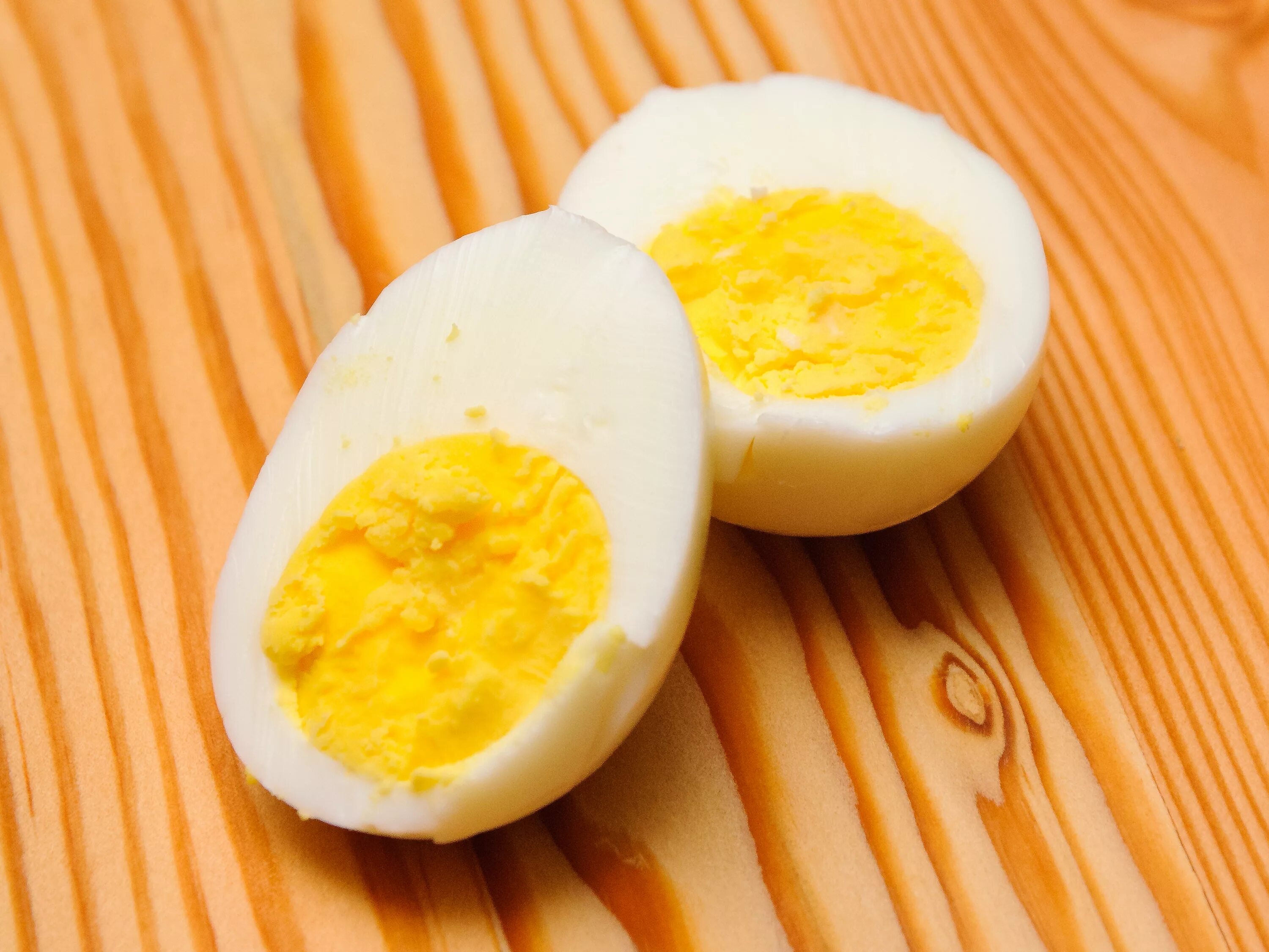 Зеленый желток. Вареные яйца. Яйца вкрутую. Яйца сваренные вкрутую. Яйцо в крутую.