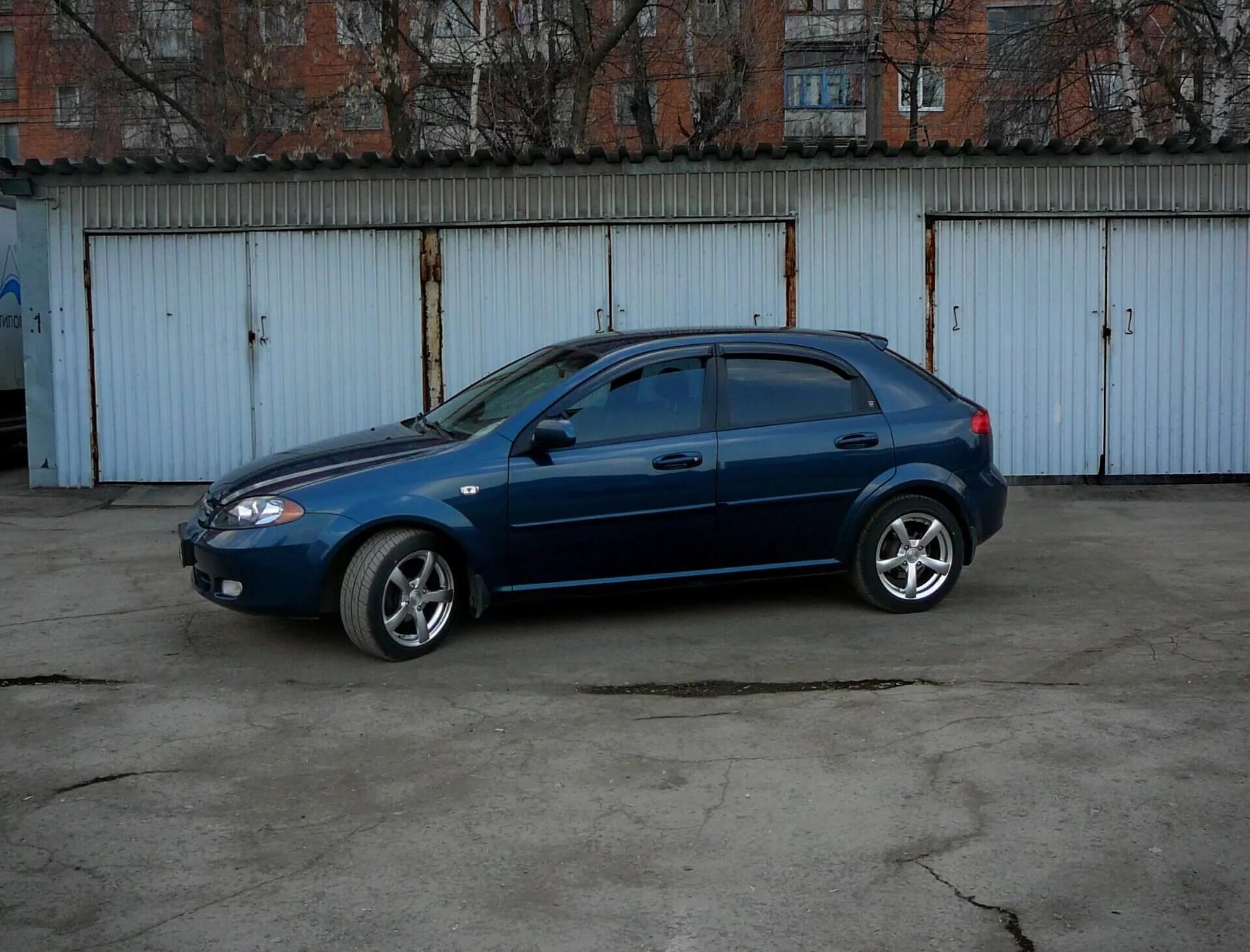 Лачетти хэтчбек колеса. Lacetti Chevrolet хэтчбек r16. Шевроле Лачетти хэтчбек r17. Chevrolet Lacetti 16 колеса. Lacetti колеса r16.