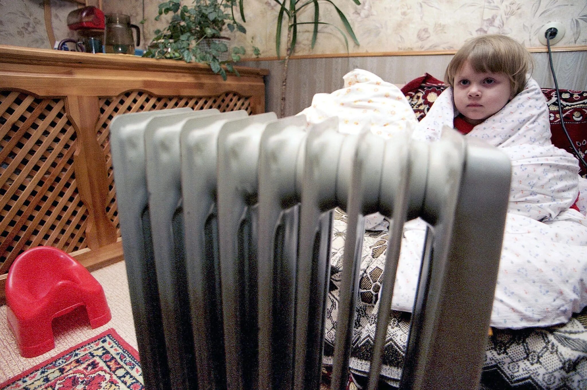 Холодные батареи. Без отопления. Холодные батареи в квартире. Батареи отопления холодные. В теплом доме холодно