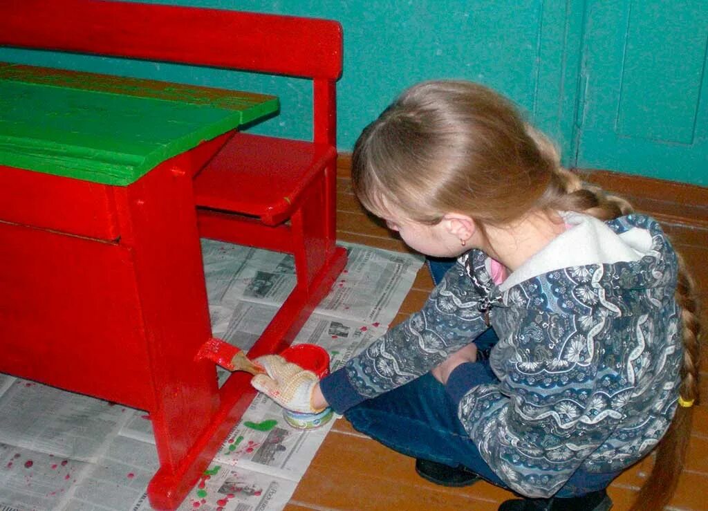 Ласково парта. Крашеная парта. Покрасить парты в школе. Покраска парт в школе. Покрасить детскую парту.