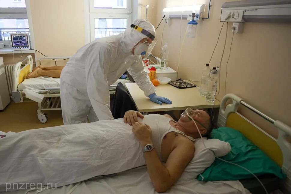 Больница где лежат больные. Реанимация красная зона. больница реанимация зона.