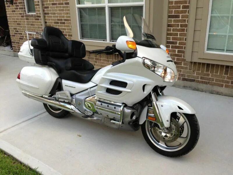 Honda Gold Wing белая. Хонда Голд Винг 1800. Honda Gold Wing 1800 белая. Хонда Голд Винг 1800 белый.