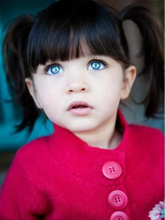 Маленькие дети с черными волосами. Красивиедети девочки. Маленькая девочка с голубыми глазами. Черноволосый ребенок. Маленькие девочки с черными волосами.