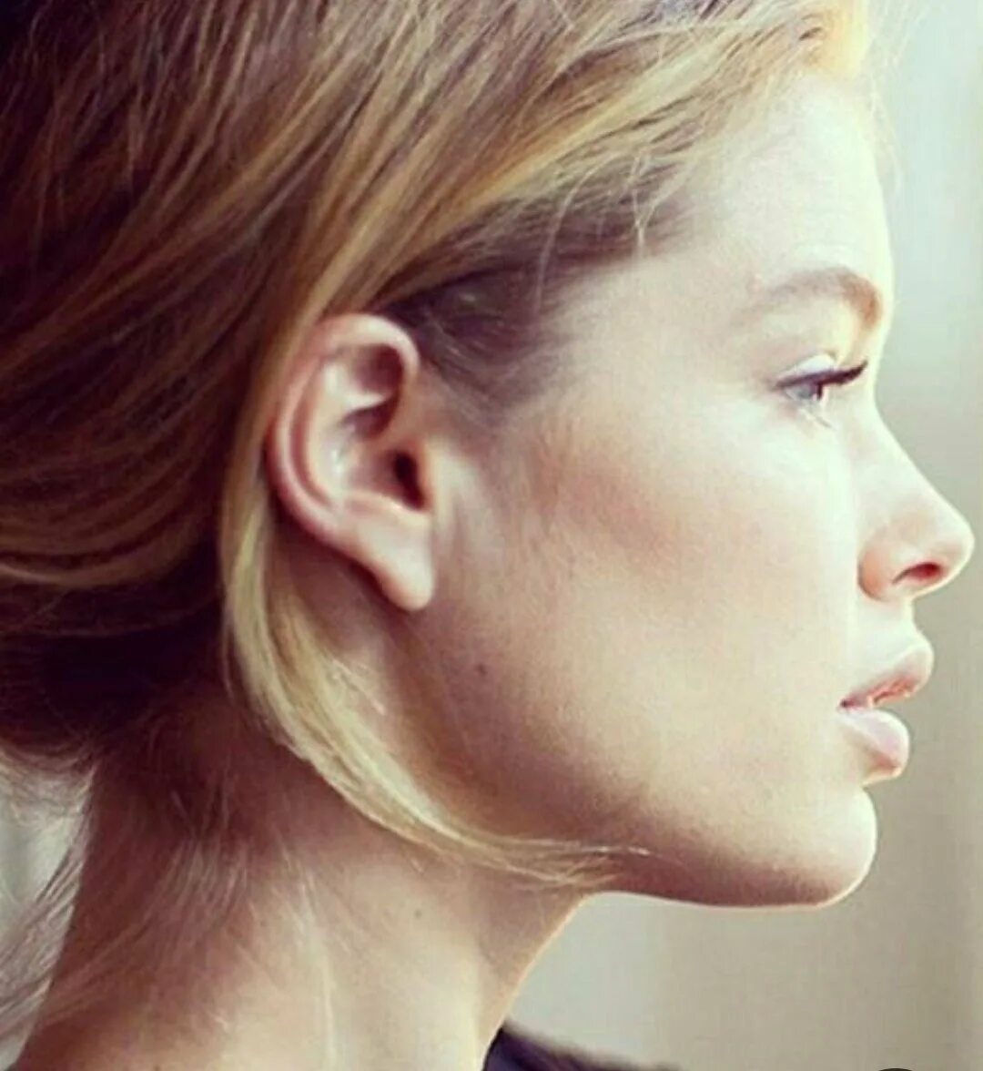 Красивые девушки с некрасивым профилем. Некрасивый нос у девушки. Нос с горбинкой в профиль. Плоский подбородок. Нос с горбинкой в профиль.