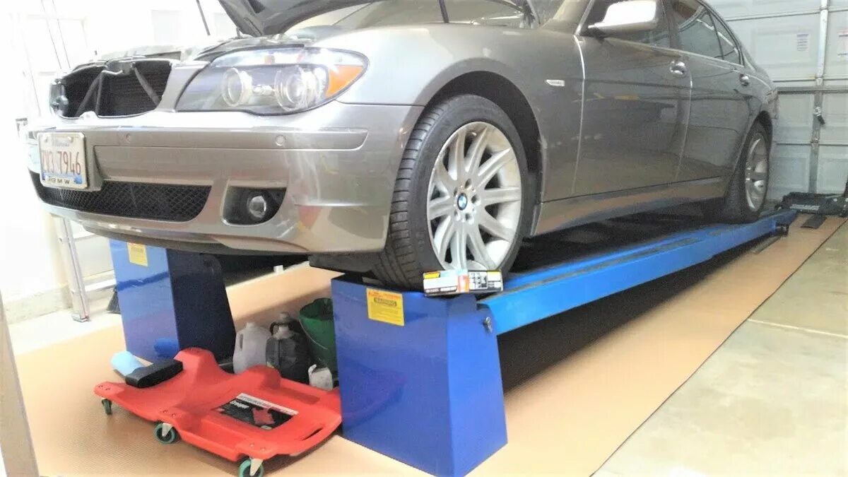 Самодельный подъемник для авто. Самодельный подъемник для автомобиля. Подъемник для авто своими руками в гараж. Мини подъемник для гаража. Подъемник для авто своими руками в гараж.