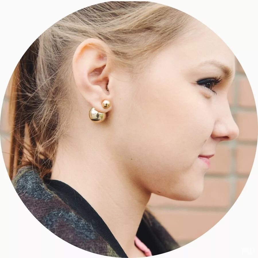 Серьги 338809. Серьги тринити пусеты в ушах. Пусеты. Серьги пусеты на девушках. Серьги с жемчужинами.