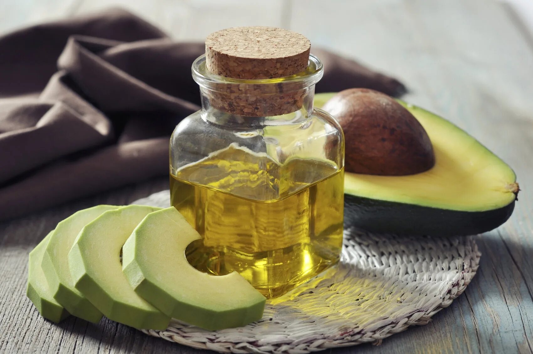 Масла для кожи применение. Масло авокадо Avocado Oil. Масло авокадо пищевое нерафинированное. Натуральные косметические масла. Натуральные природные масла.