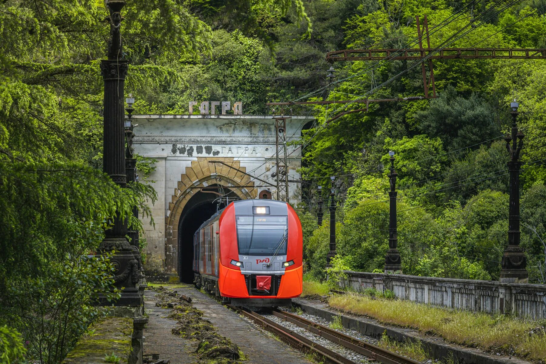 От аэропорта сочи до гагры. Ласточка Сочи Абхазия. Железная дорога Сочи Сухум. Железная дорога Туапсе - Гагра. Электричка Ласточка Сочи.