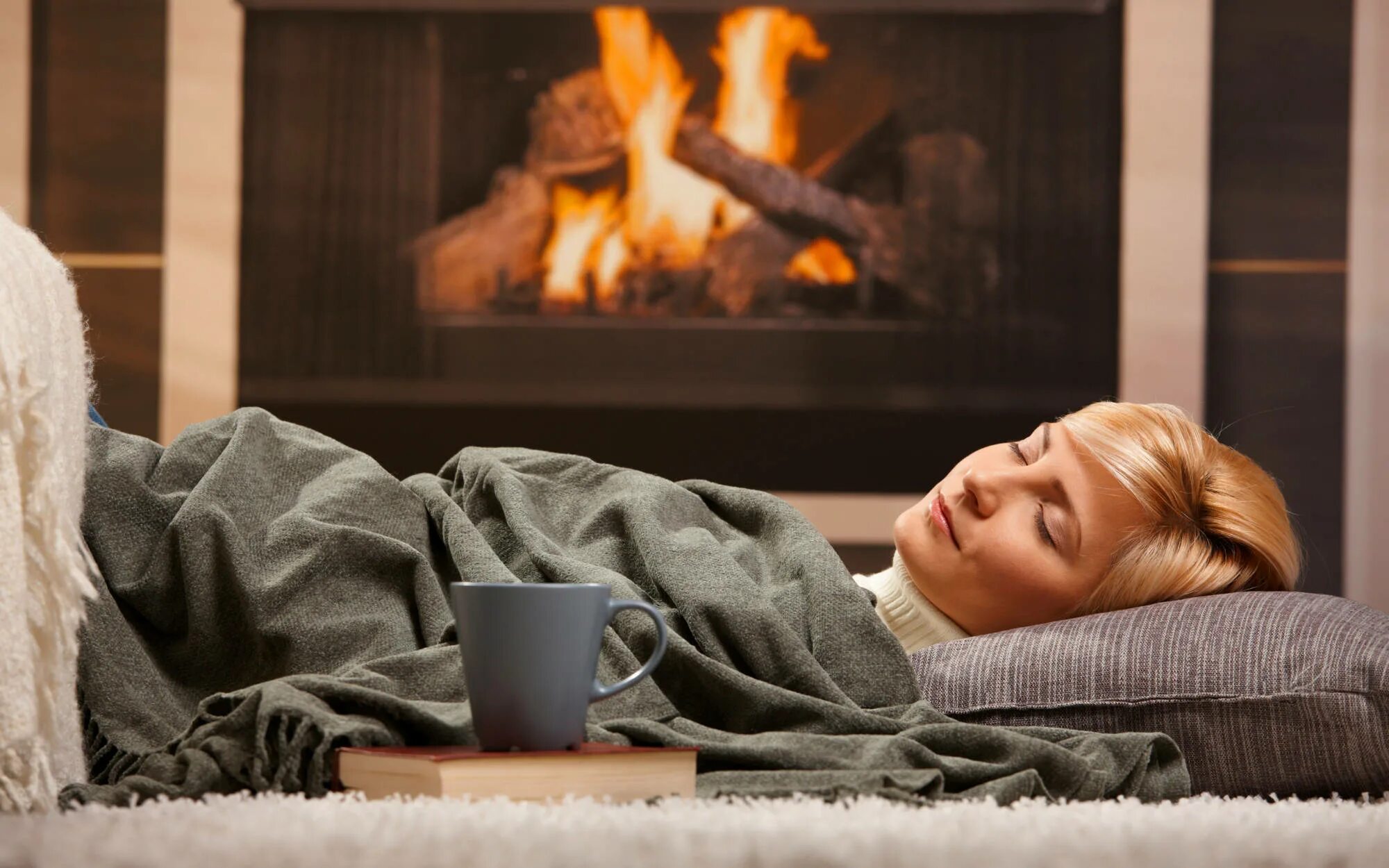 Почему одеяло холодное. Пусти меня под одеяло холодно. Одеяло лапша. Почему одеяло холодное. Девушка в одеяле.