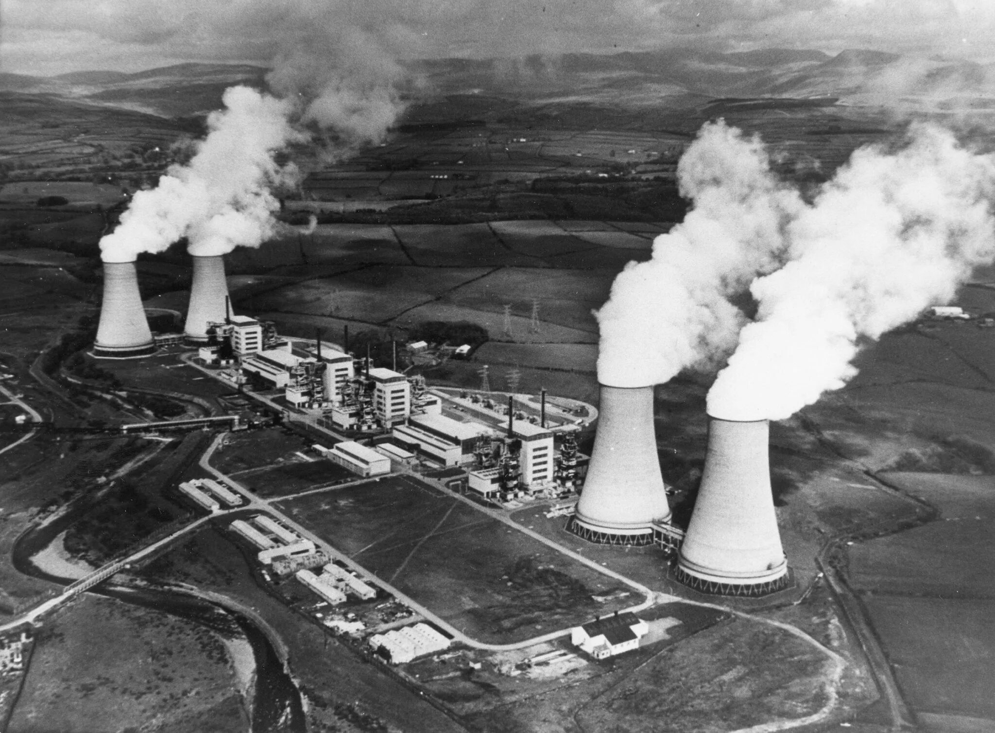 Какие есть электростанции в ссср. Первая в Великобритании атомная электростанция. Колдер-Холл. АЭС В Обнинске 1954. Обнинская атомная станция. Обнинская АЭС 1954 год.