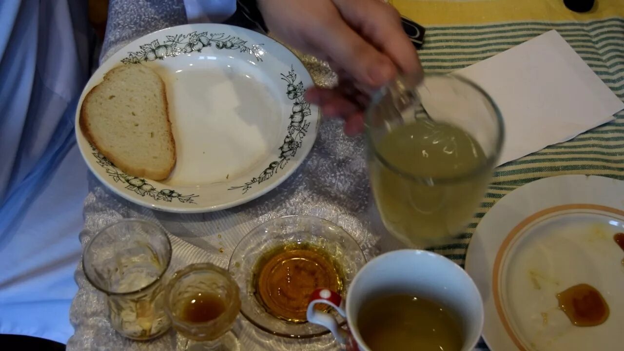 Мед с йодом. Опыт меда с хлебом. Опыты с медом. Эксперимент.с.медом и хлебом. Опыт с медом и йодом.
