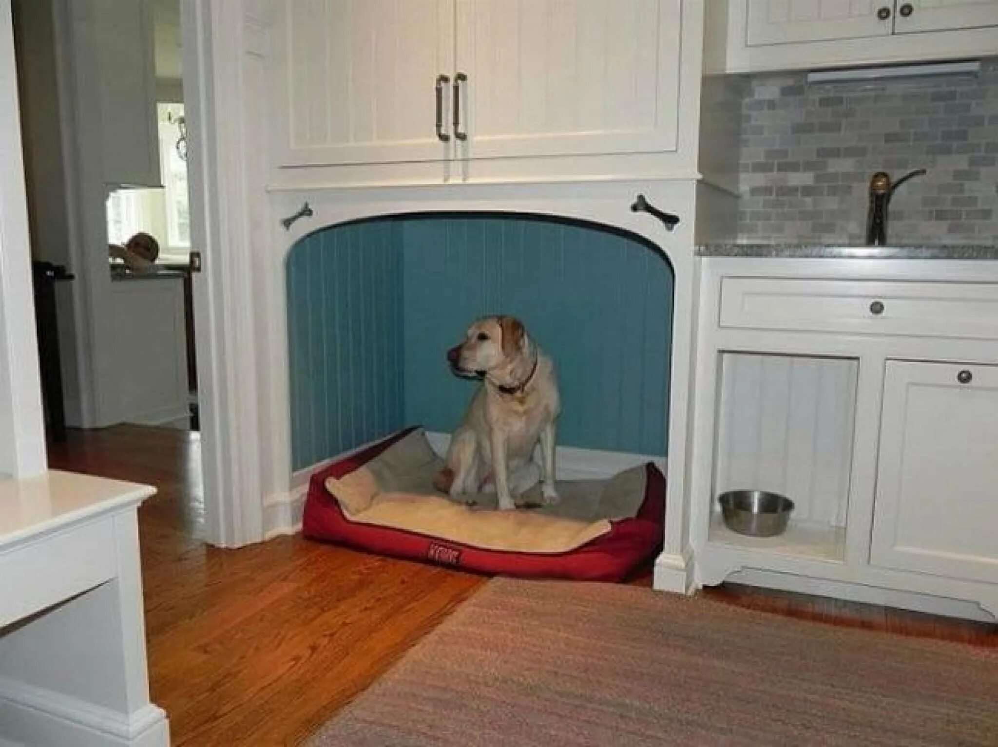Собака дома отзывы. Домик для собаки в квартиру. Прихожая с местом для собаки. Шкаф с местом для собаки. Место для собаки в доме.