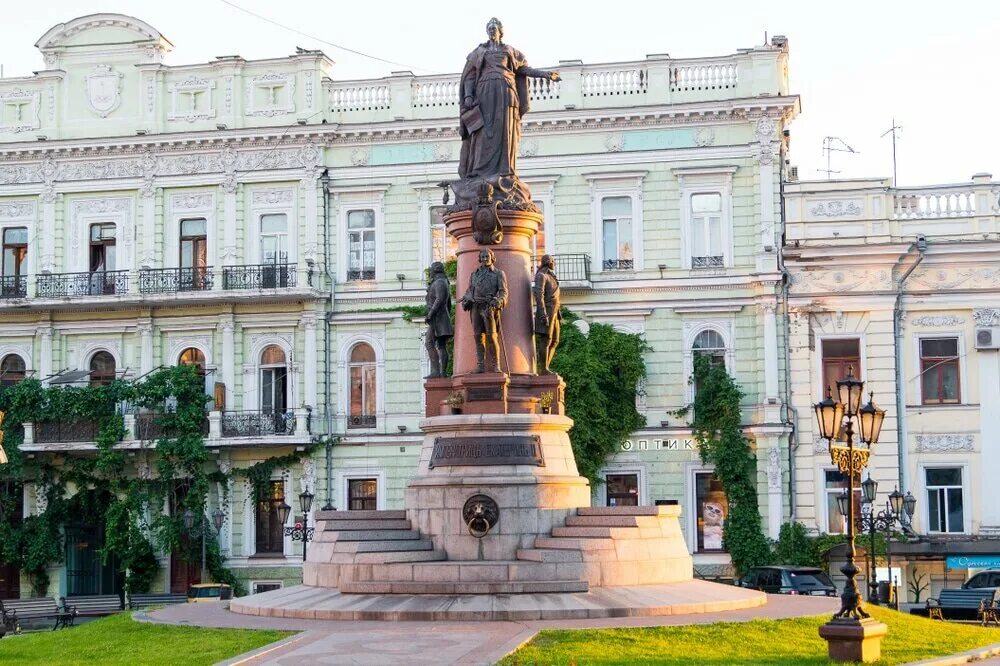 Одесские места. Памятник основателям Одессы. Украина Одесса. Украина Одесса памятники. Воронцовский Маяк Одесса.