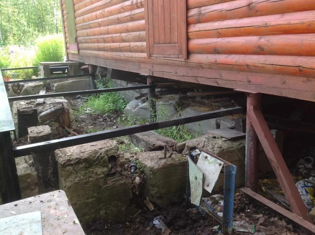 Подъем фундамента деревянного дома. Реконструкция фундамента винтовыми сваями. реконструкция фундамента сваями. деревянный дом на свайном фундаменте. отремонтировать фундамент деревянного дома.