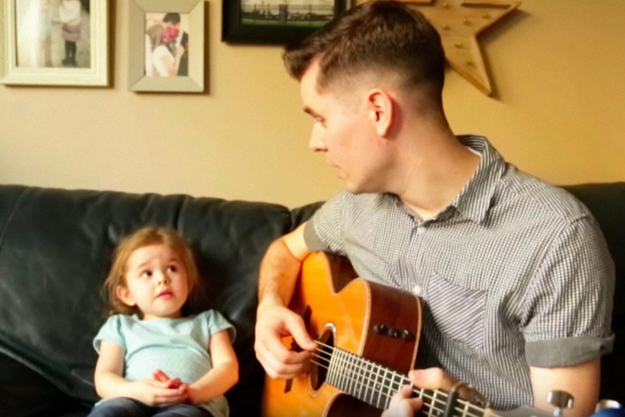 Французские музыканты про отца. Дуэт папа с дочкой поют клипы. Песня про фото отца. Картинка под песню для родителей.