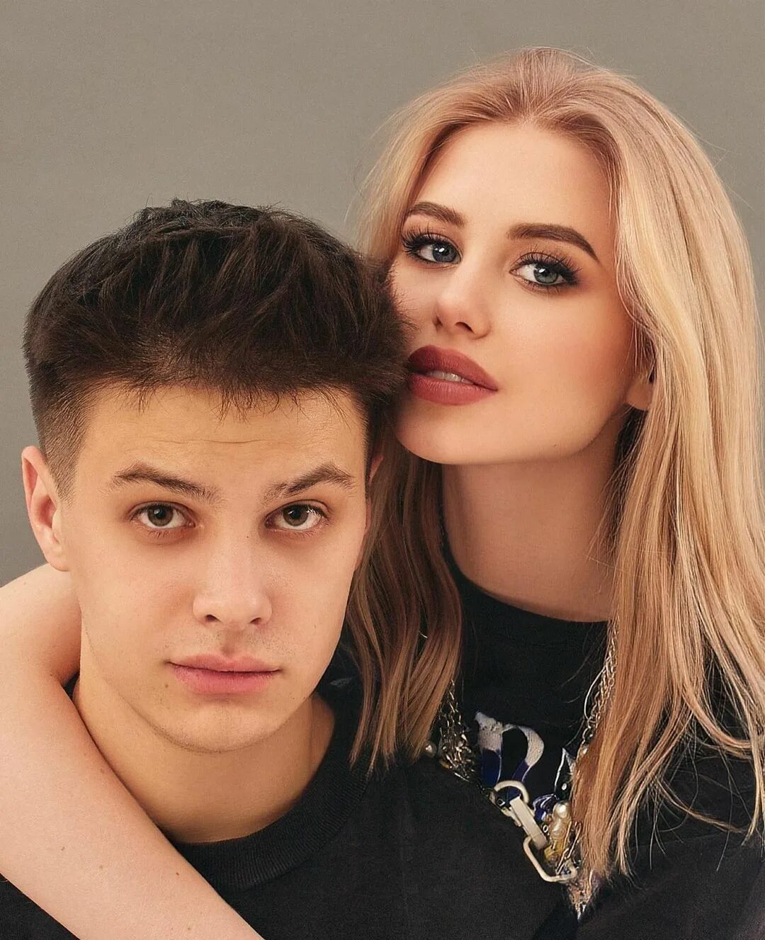 Девушка фогеля. Астер и фогель. Фогель певец девушка. Диана астер и фогель расстались. Диана астер и фогель.