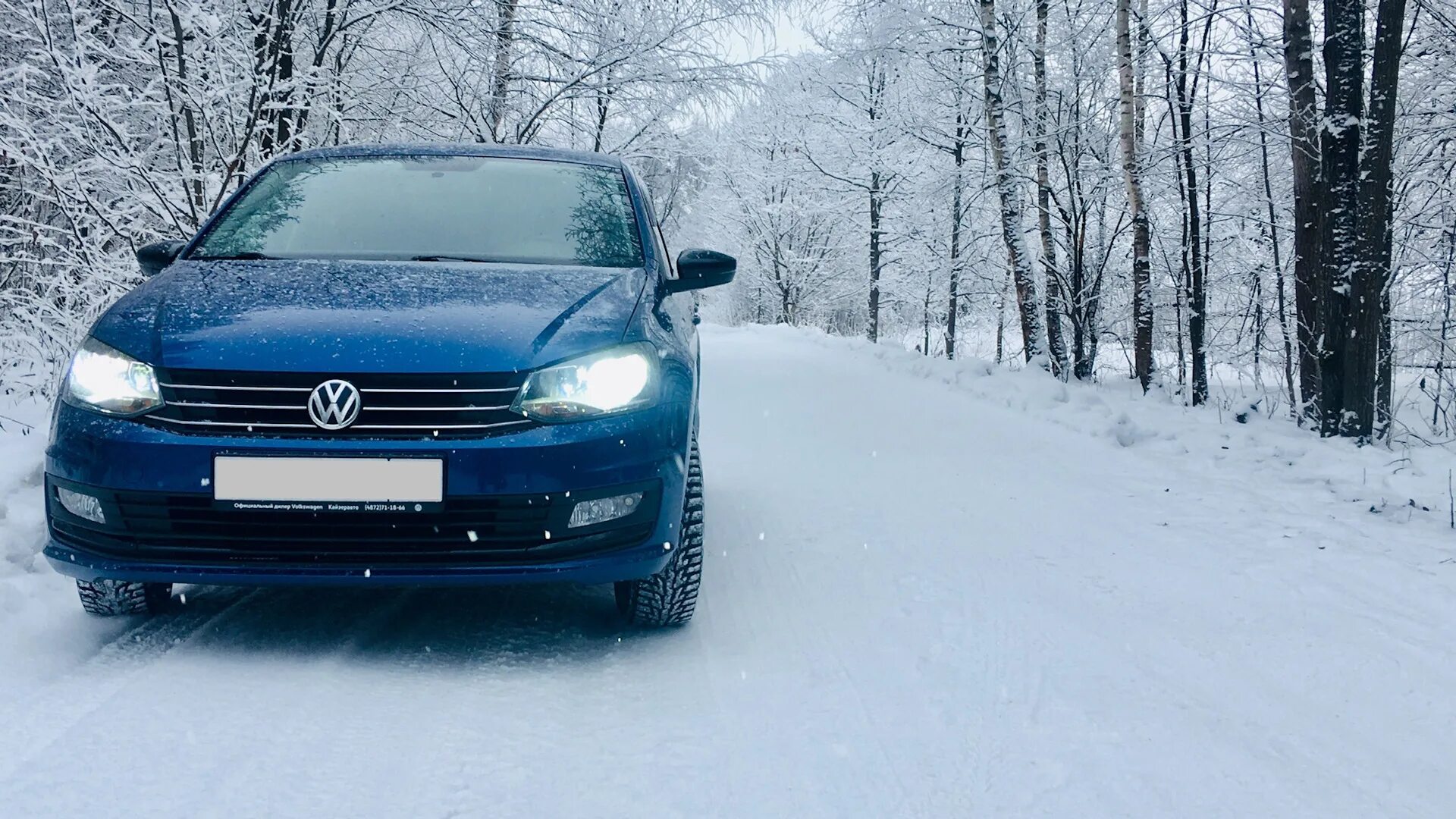 Белый фольксваген поло зимой. Фольксваген поло зимой. Vw polo sedan зима. Фольксваген поло белый. Фольксваген поло седан белый.