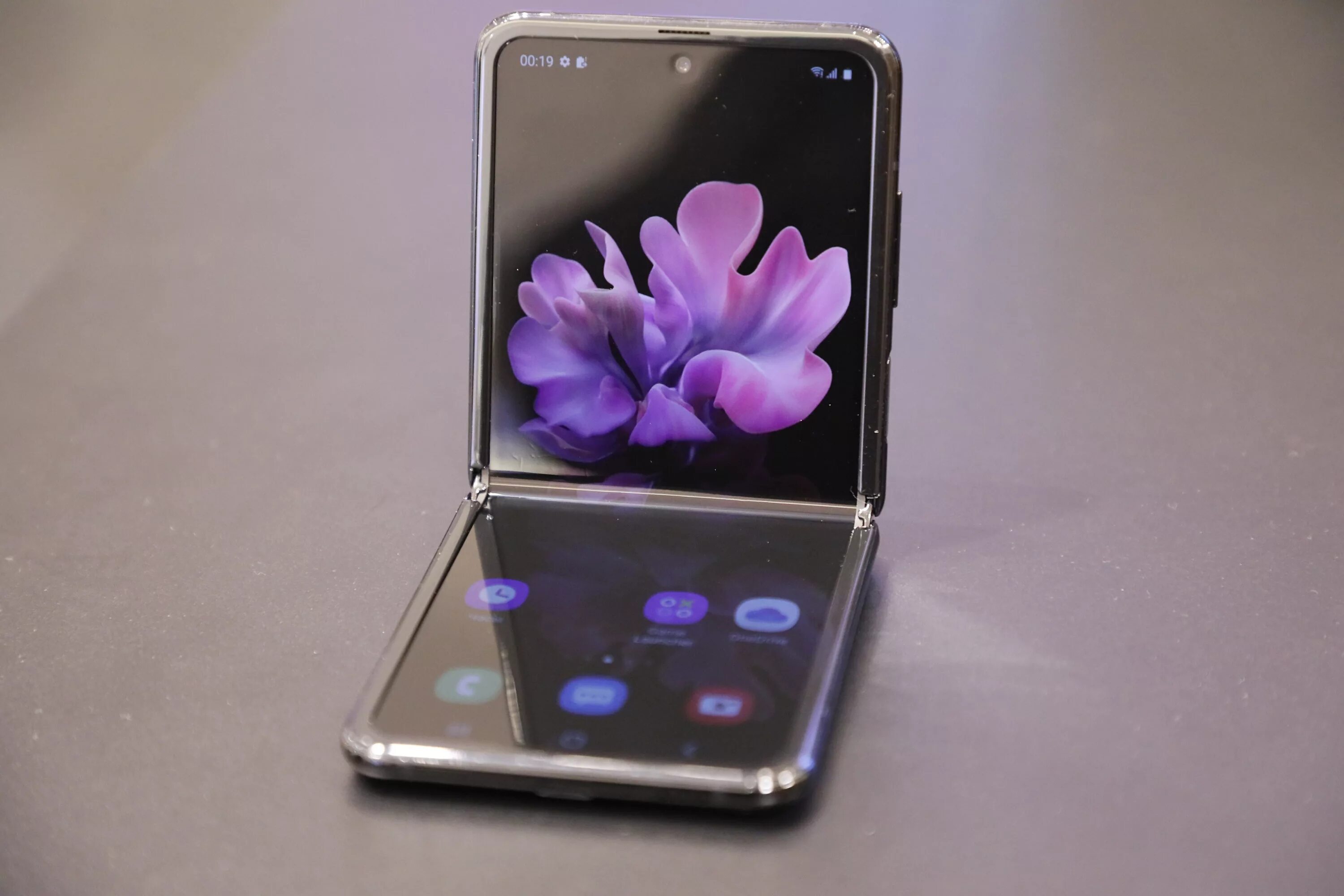 Samsung z flip 6. Самсунг галакси раскладной 2022. Samsung Galaxy Flip 2020. Самсунг z Flip 2020. Samsung раскладушка 2022 z Flip.