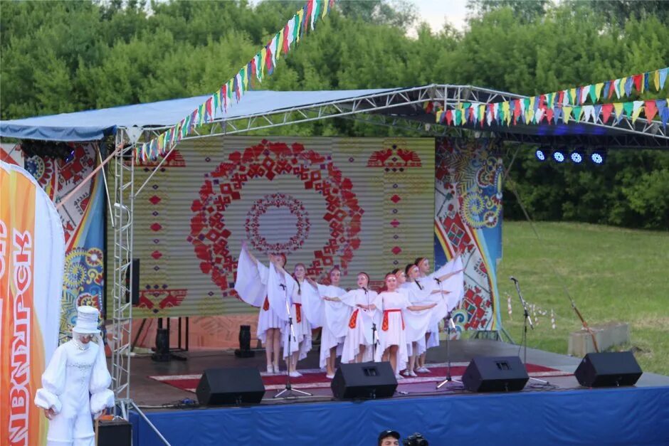 Тихвинская ярмарка радищево. Тихвинская ярмарка радищево 2022. Тихвинская ярмарка 2020. Тихвинская ярмарка радищево 2024. Винная ярмарка 2022.