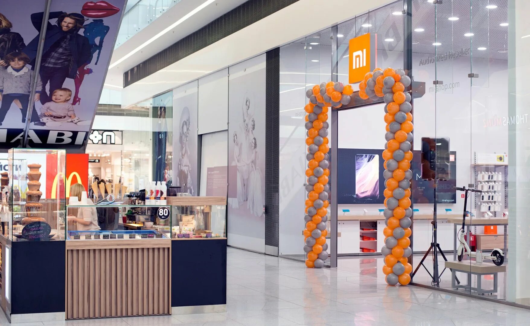 Xiaomi ТРК лето. Фирменный магазин Xiaomi. Румиком магазин. Магазин xiaomi shopping