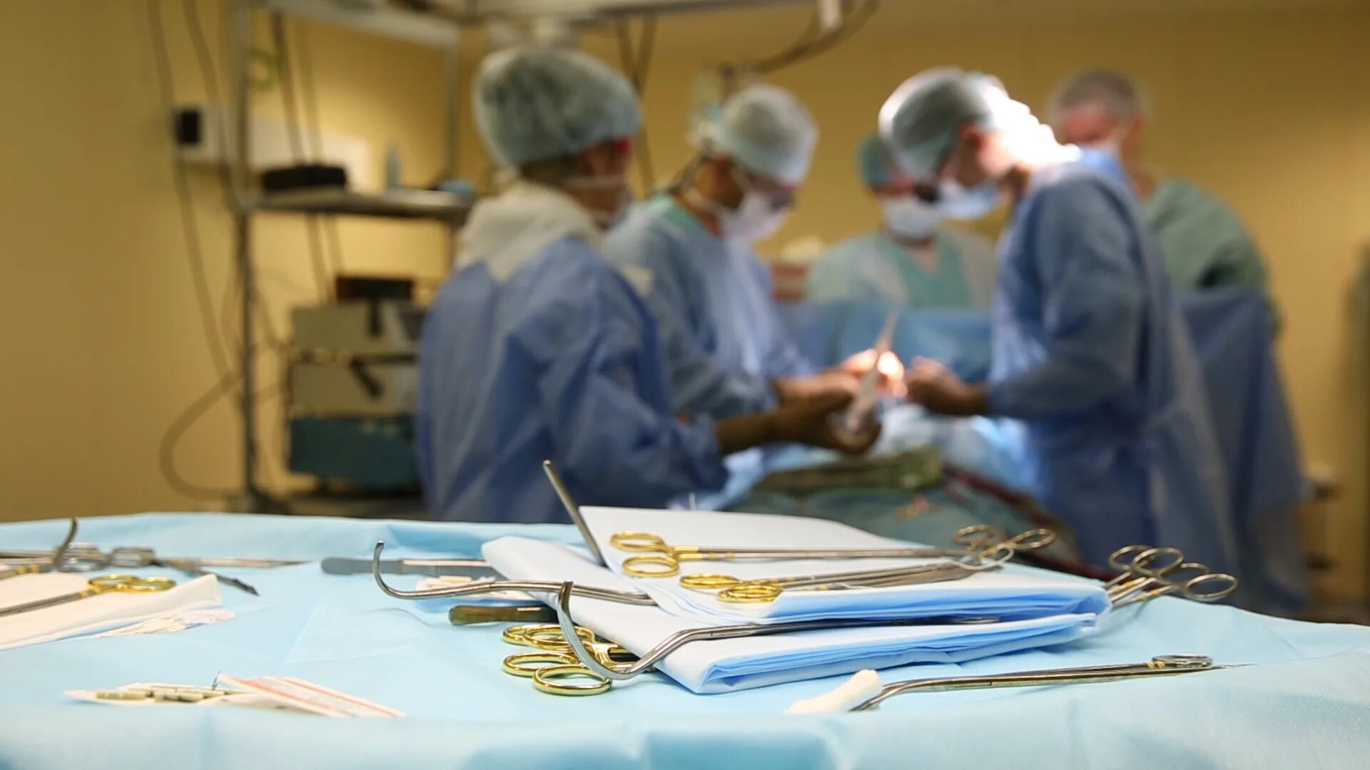 Клиника Мешалкина операция. Операционная медсестра. Мешалкин операции на сердце. Хирургические инструменты в операционной.