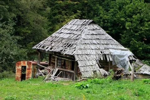У самой горы виднелась крестьянская
