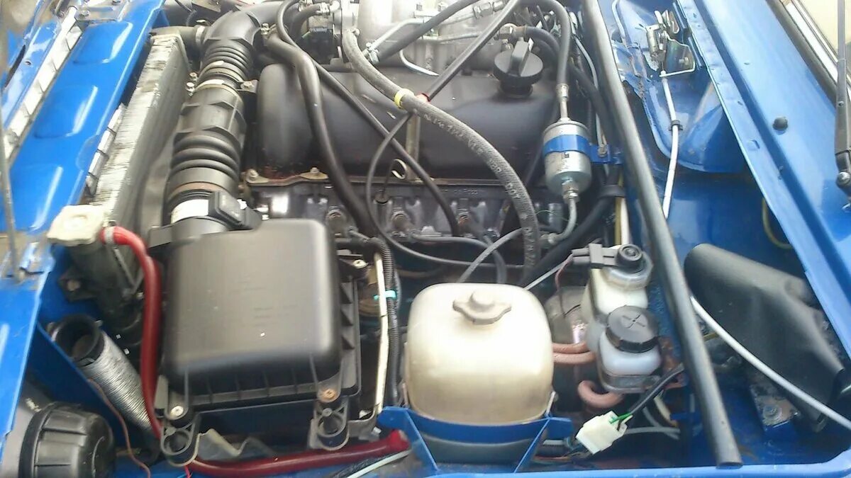 2104 инжектор. Мотор ваз 2104. Двс ваз 2104 на инжекторе. 2104 инжектор. Подкапотное пространство ваз 2104.