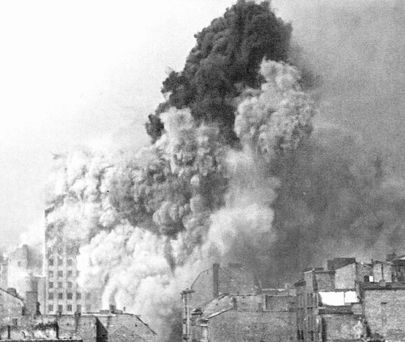 Последствия после великой отечественной войны. Разрушенные здания в Варшаве 1944.