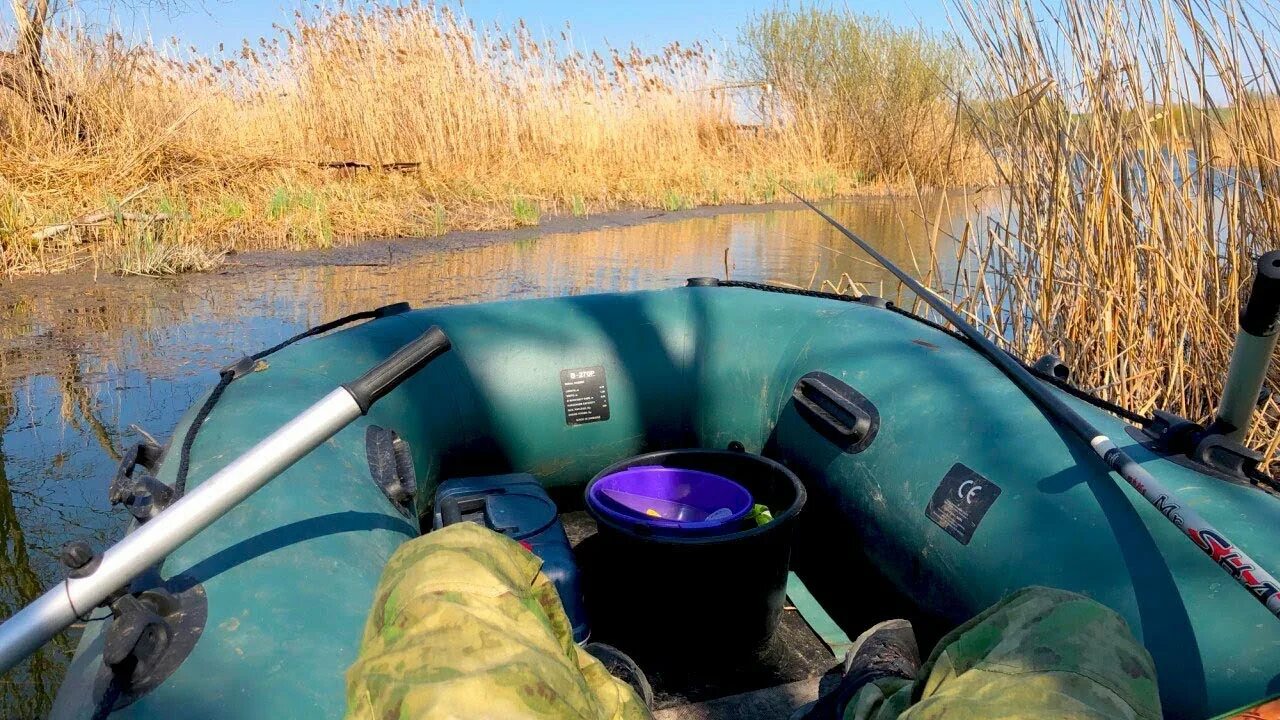 Рыбалка на карася на лодке. Крупный карась на удочку. Поплавки для ловли карася в камышах. Рыбалка с лодки на поплавок в камышах. Рыбалка на карася на лодке.