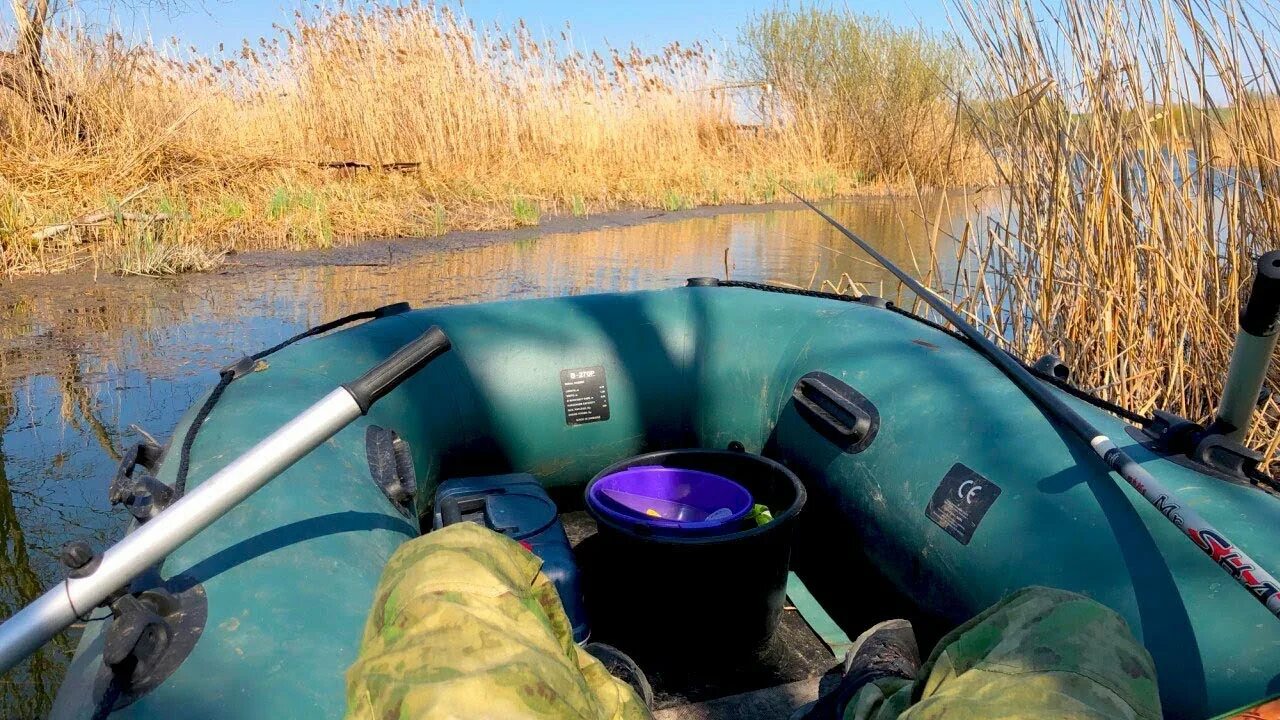 Ловля с лодки весной. Лодка для рыбалки. Рыбак на резиновой лодке. Рыбалка с лодки в камышах. Поплавочная рыбалка с лодки.