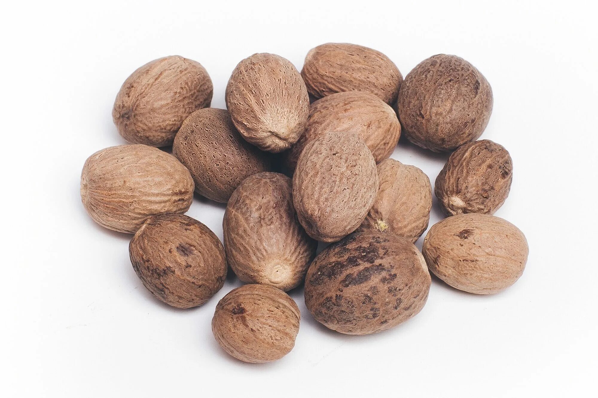 Nutmeg — мускатный орех. Орехи овальной формы. Как выглядит мускатный орех. Мускат орех. Семена мускатного ореха.