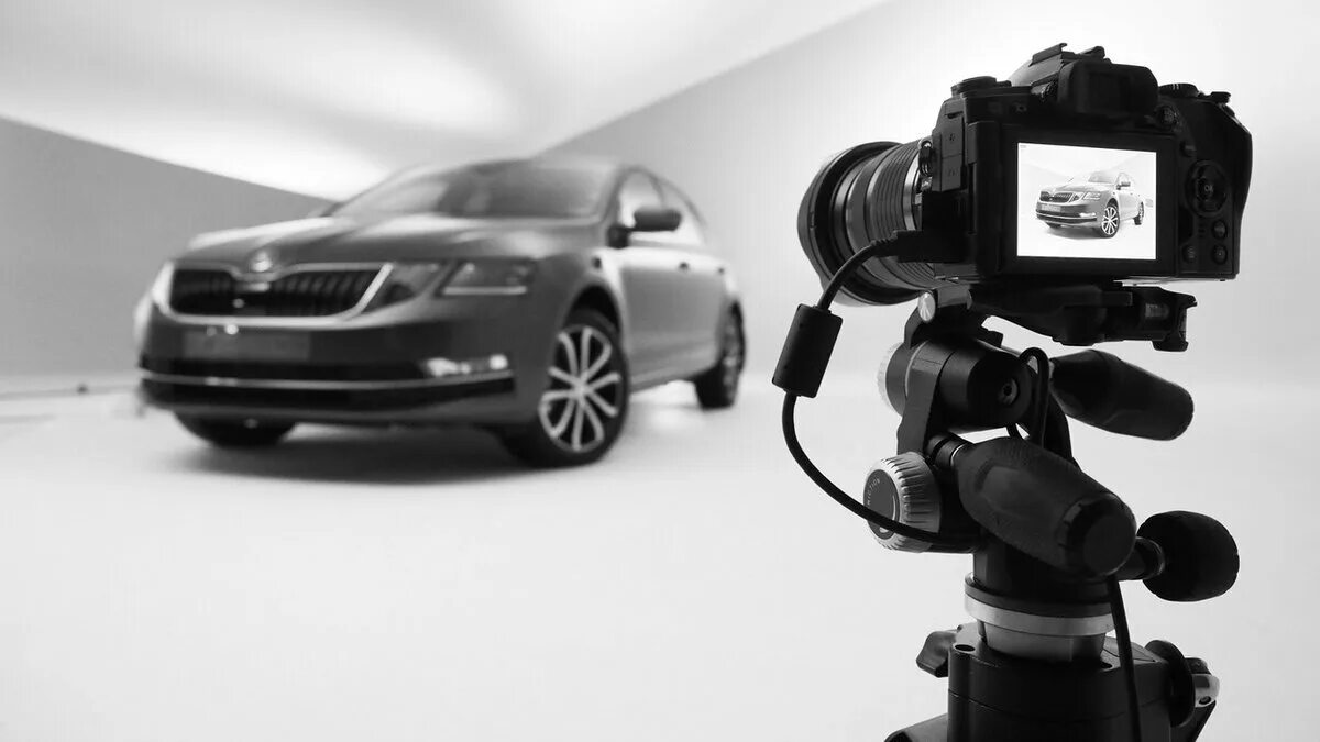 Человек фоткает авто. Фотографирует машину. Как фотографировать автомобили. Как фотографировать автомобили. Парень фотографирует машину.