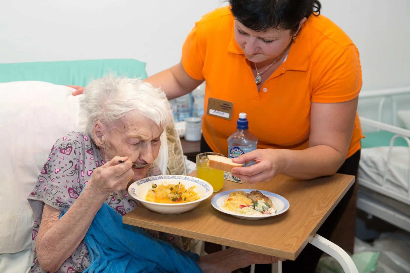 Пища для пожилых людей. Кормление пожилых людей. Прием пищи пансионат для пожилых. Кормление пожилого человека.