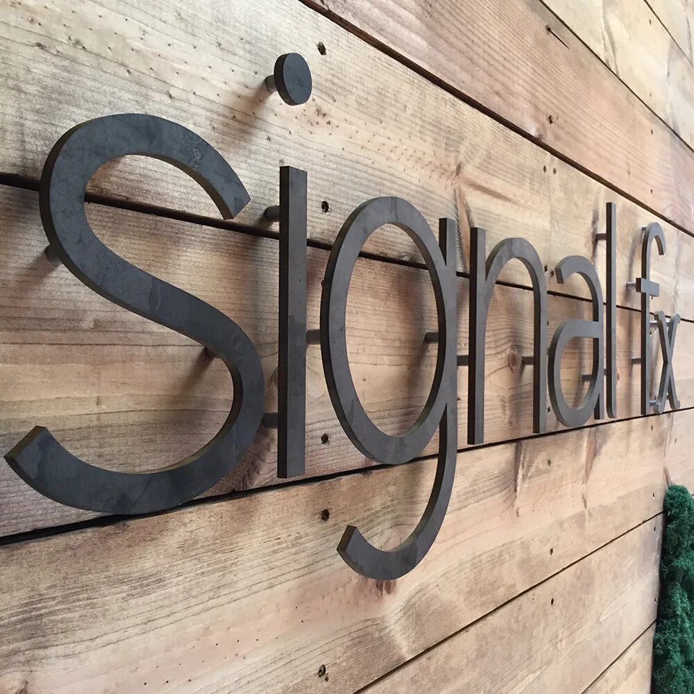 Объемные буквы несветовые на стене. Объемные буквы. Падающие буквы русские. Буквы парила. Интерьерная вывеска из пвх.