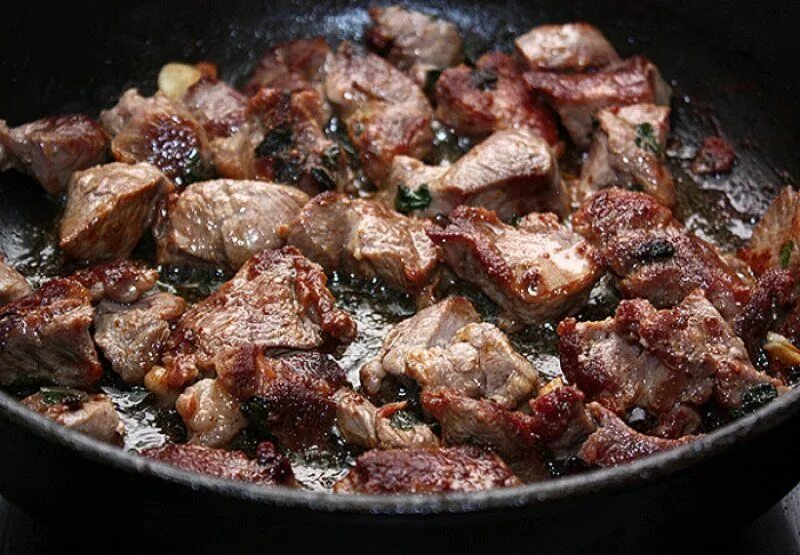 Как пожарить мягкое мясо на сковороде. Жареное мясо на сковороде. свинина на сковороде. говядина на сковороде. жареная свинина на сковороде.