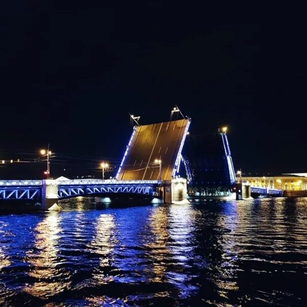 Дворцовый мост в Санкт-Петербурге. Питер разводные мосты. Санкт-Петербург мосты ночью. Разведены мосты все спят песни