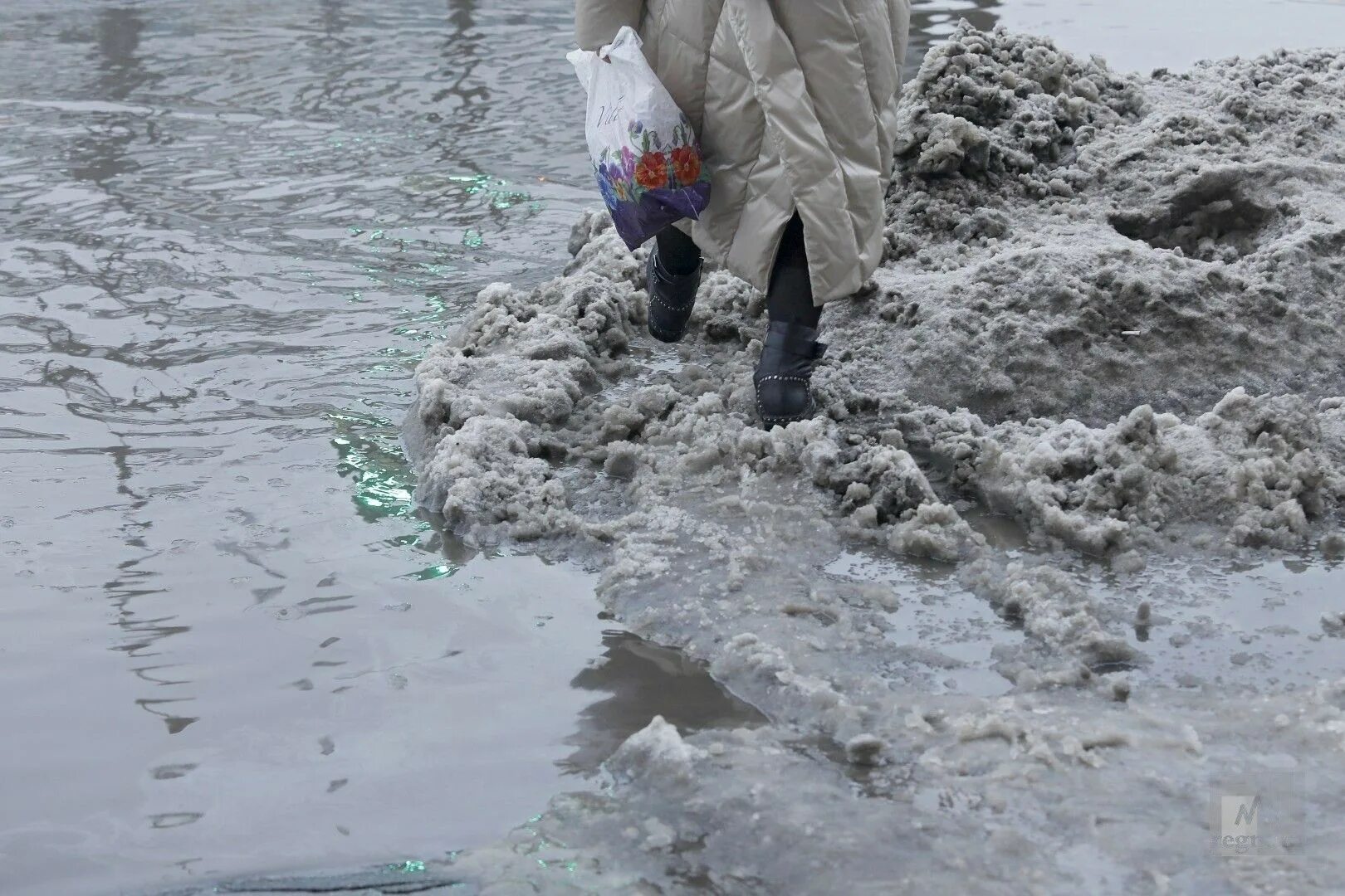 Ведь жизнь бежит что снег. Снег и слякоть. Сугробы слякоть. Слякоть зимой.