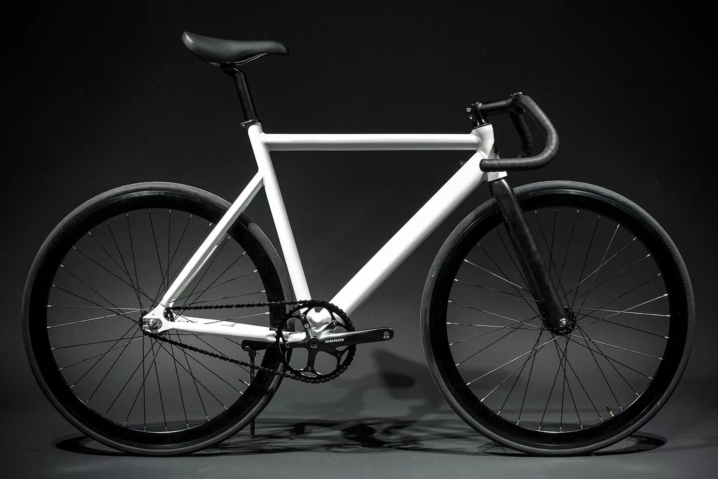 White bikes. Фикс шоссейник. Шоссейный велосипед фикс. Велосипед fixed Gear Black one Urban 700,23 рама. Шоссейный велосипед Urban Black.