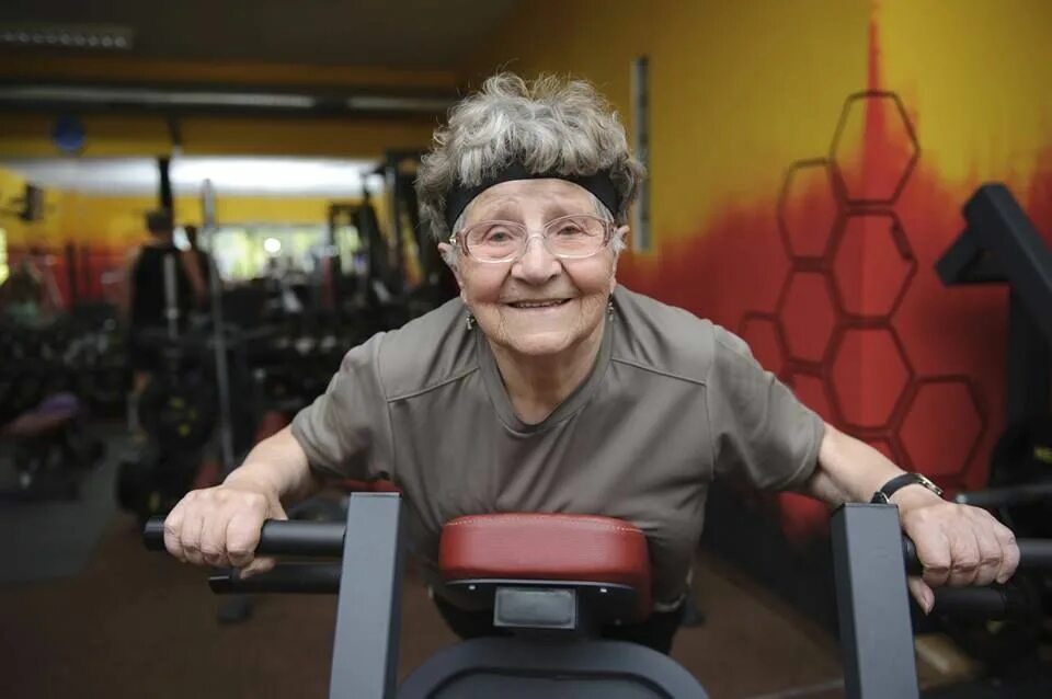 Бабушка снизу. Тренажеры для пожилых людей. Бабушка в спортзале. Бабульки в тренажерном зале. Пенсионерки в спортзале.