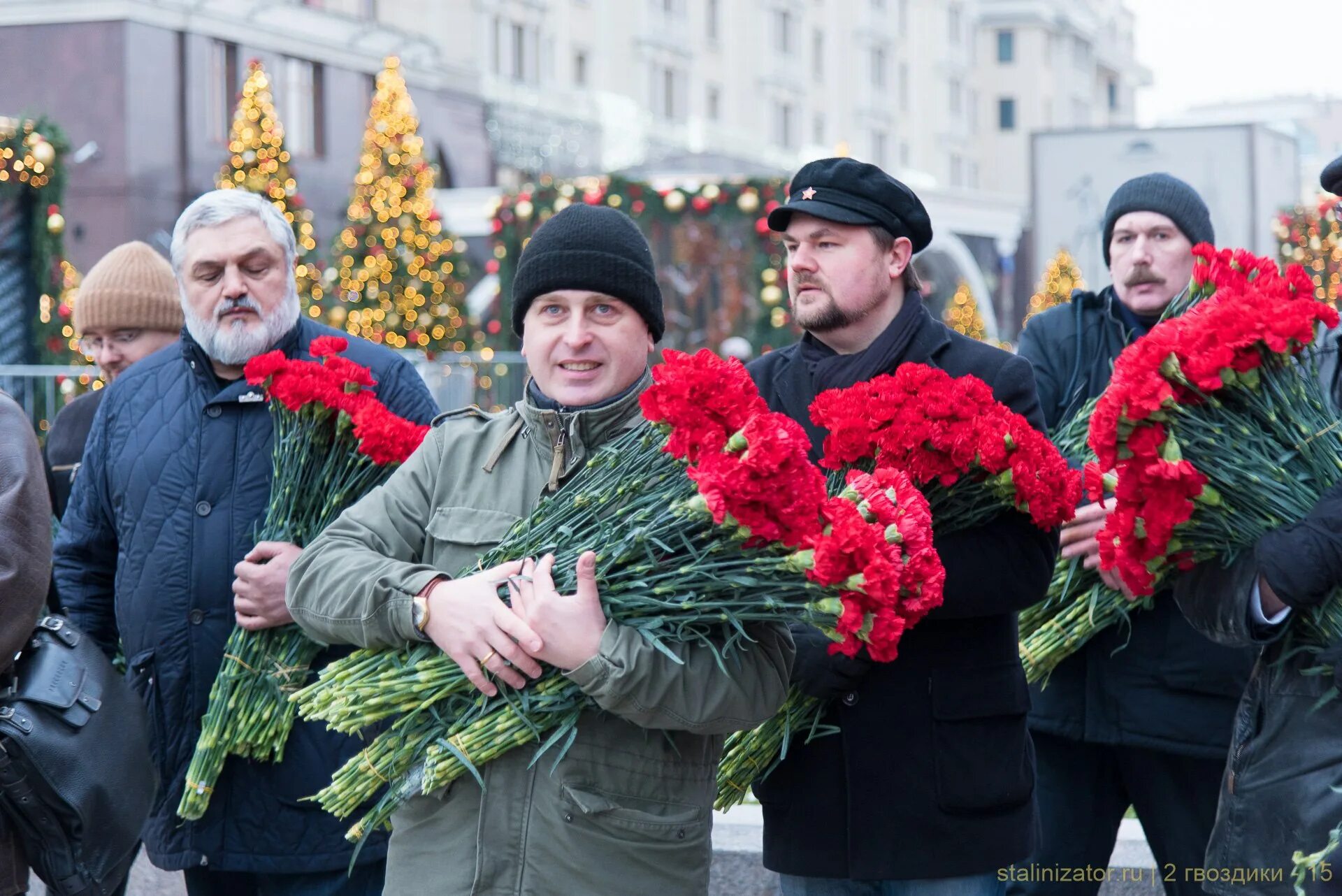 Гвоздики для сталина. Гвоздики на могиле Сталина. Две гвоздики для товарища Сталина. Две гвоздики.