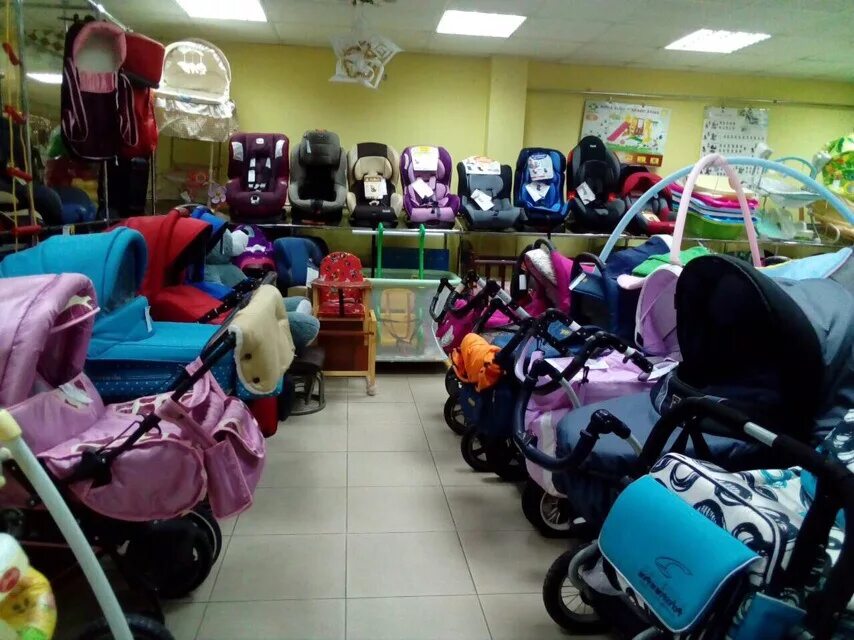 полки для колясок в магазин. детский магазин персей на семеновской. много колясок. детский магазин колясок. детские коляски реклама.