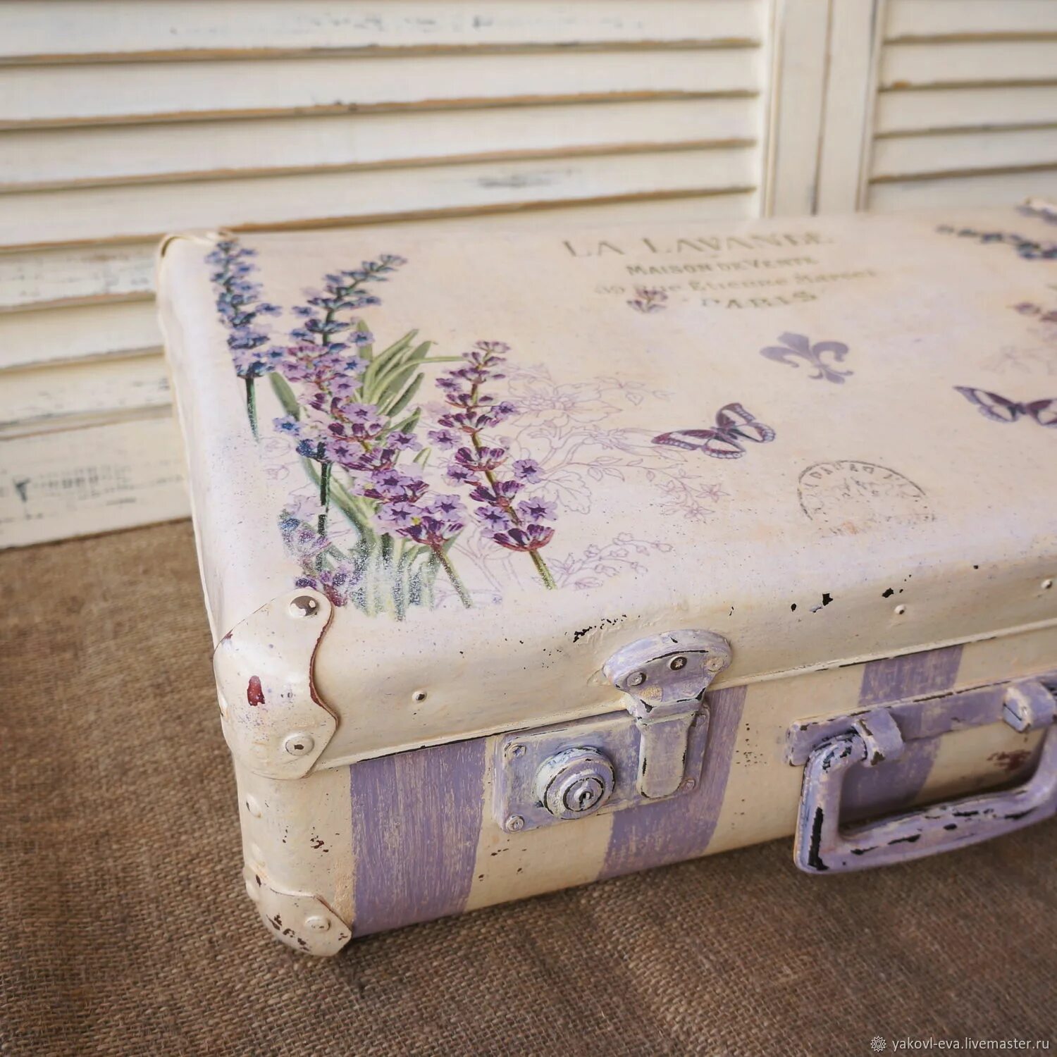 открытый чемодан. декор деревянного чемодана. открытый старый чемодан. деревянный чемодан. коробки чемоданчики.